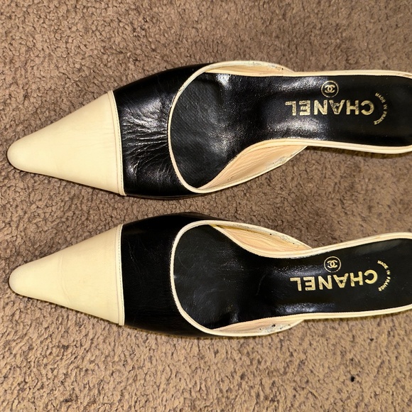 Rare vintage Chanel kitten heels